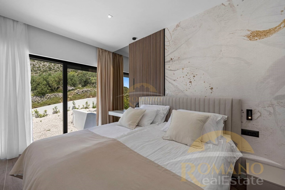 Moderna dvojna vila z infinity bazenom in panoramskim razgledom – Seget Gornji